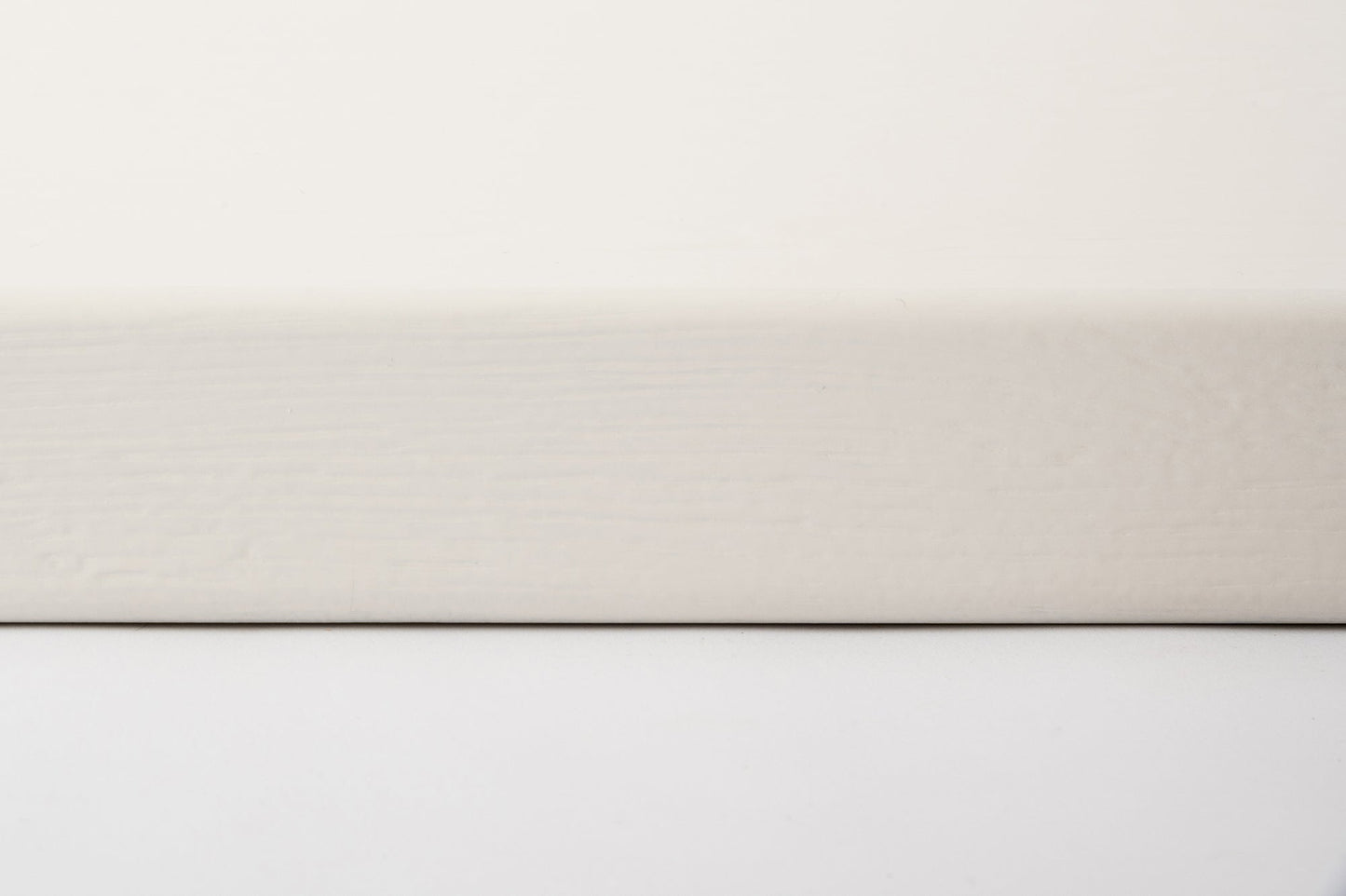Marches d'escalier Appui de fenêtre avec surplomb Chêne A/B, lamelles aboutées, 26 mm, brossé, laqué blanc (RAL9010)