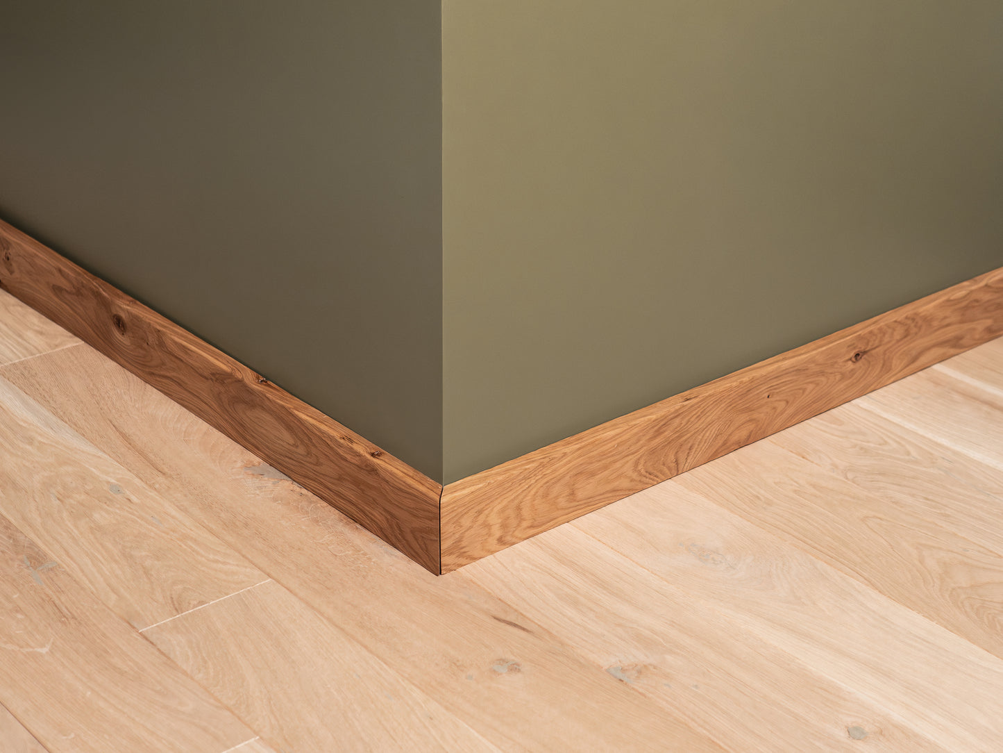 Solid Skirting Board Oak Rustic, 18x70x2000mm with radius, matte lacquered, without filling, brushed