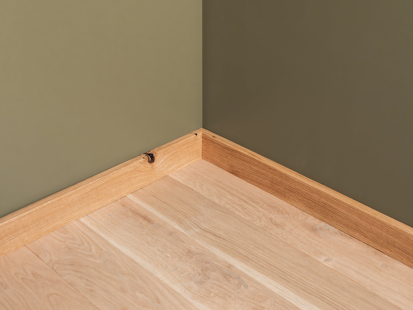 Solid Skirting Board Oak Rustic, 18x70x2000mm with radius, matte lacquered, filled, brushed
