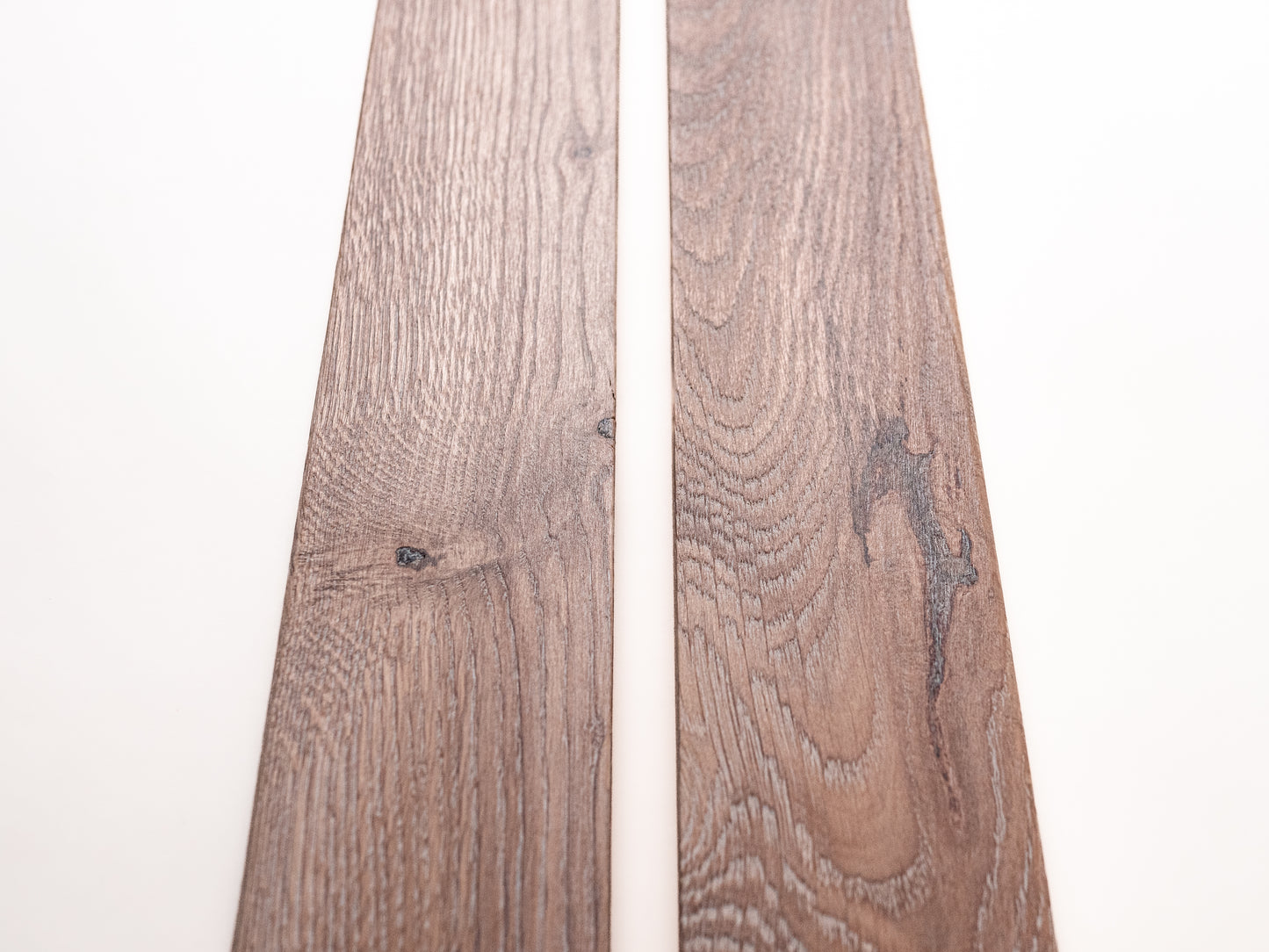 Plinthe en chêne massif rustique, 18 x 70 x 2000 mm, avec bord arrondi, huile blanche, remplie, brossée