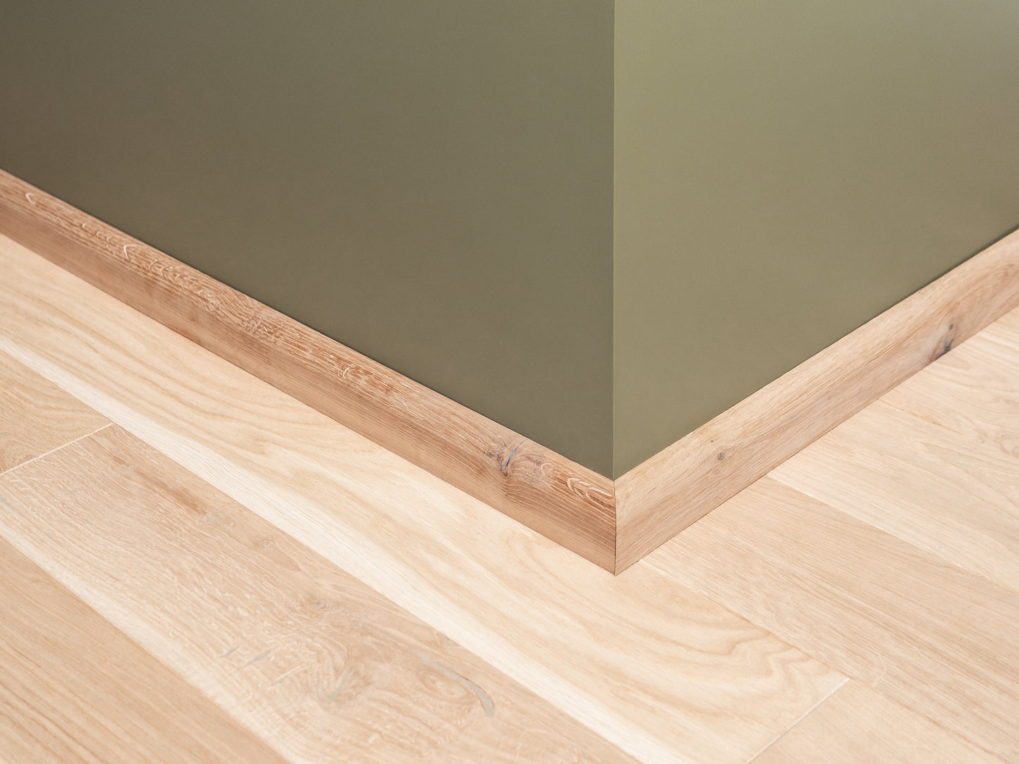 Plinthe massive en chêne rustique 20 x 50 mm non fini 0,8-1,5 m avec rayon de 20 mm