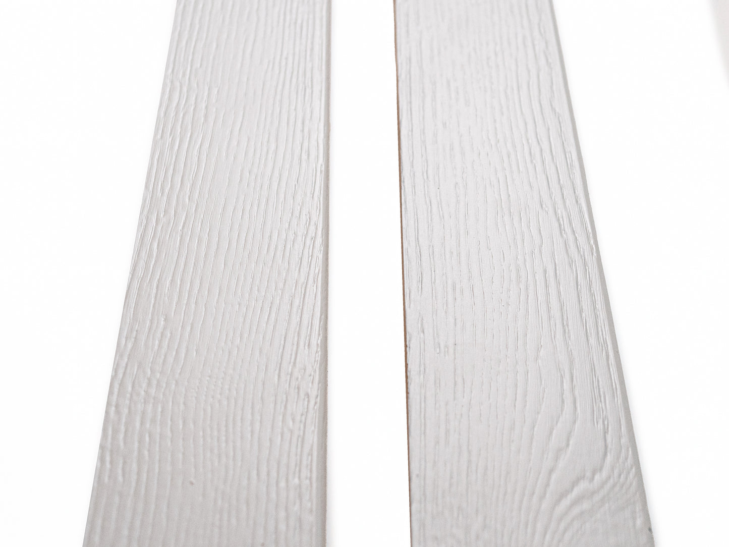Plinthe en chêne massif rustique, 18 x 70 x 2000 mm, avec rayon, peinte en blanc, remplie, brossée