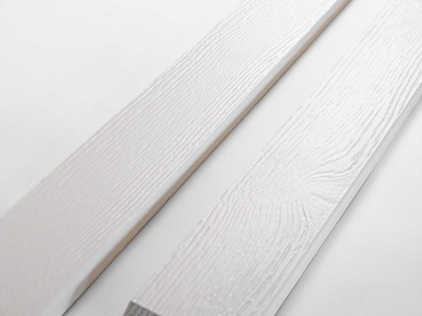 Plinthe en chêne massif rustique, 18 x 70 x 2000 mm, avec rayon, peinte en blanc, remplie, brossée