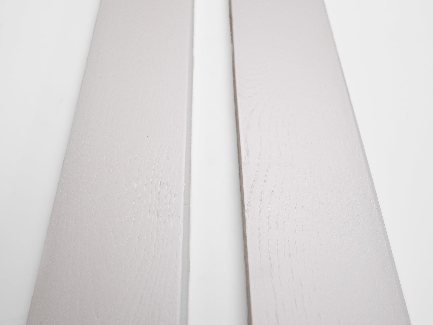 Plinthe massive en chêne rustique, 18 x 70 x 2000 mm avec rayon, peinte en blanc, remplie