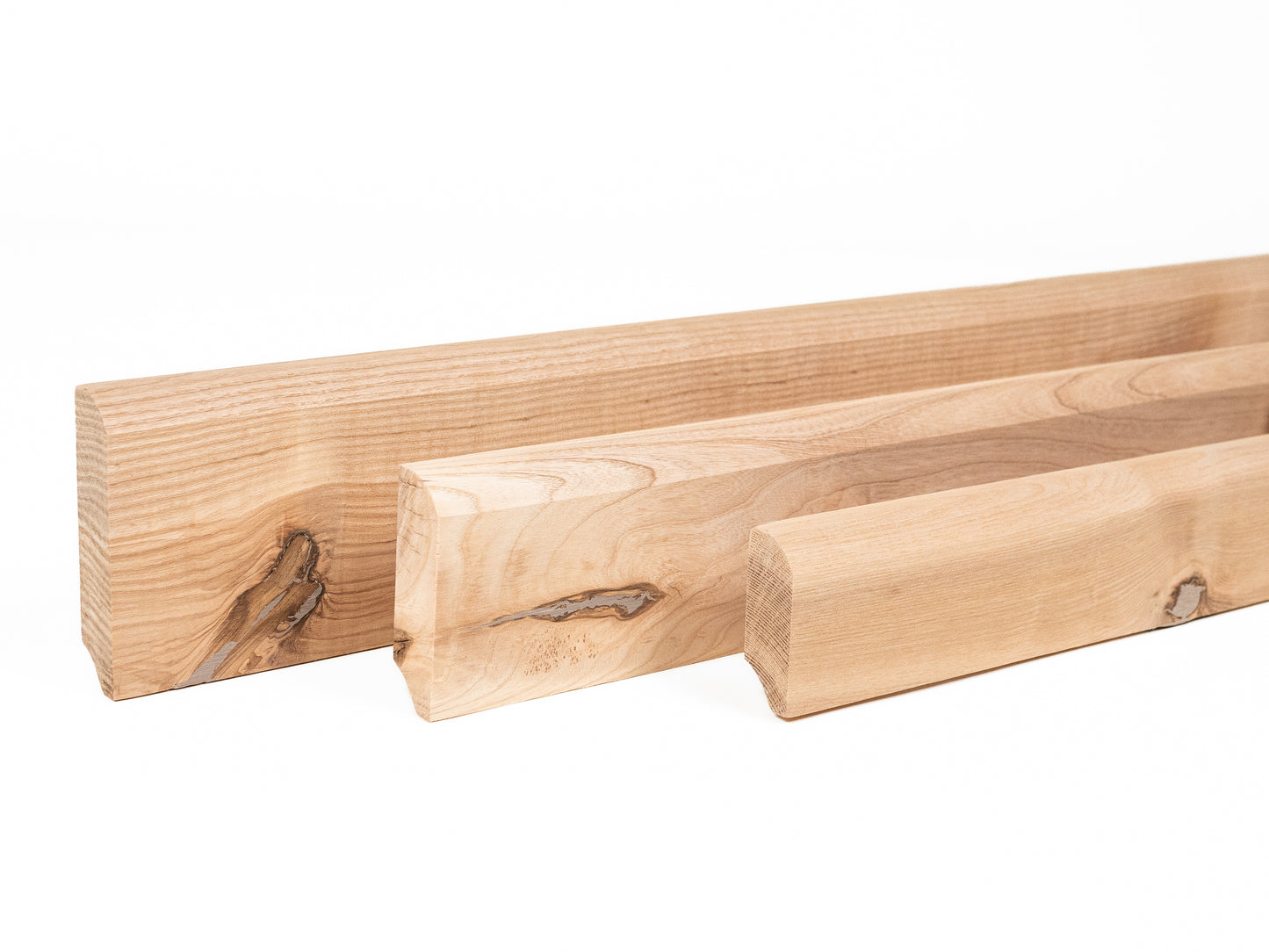 Plinthes massives en frêne rustique 24 x 100 mm non fini 2000 mm avec rayon de 20 mm rempli
