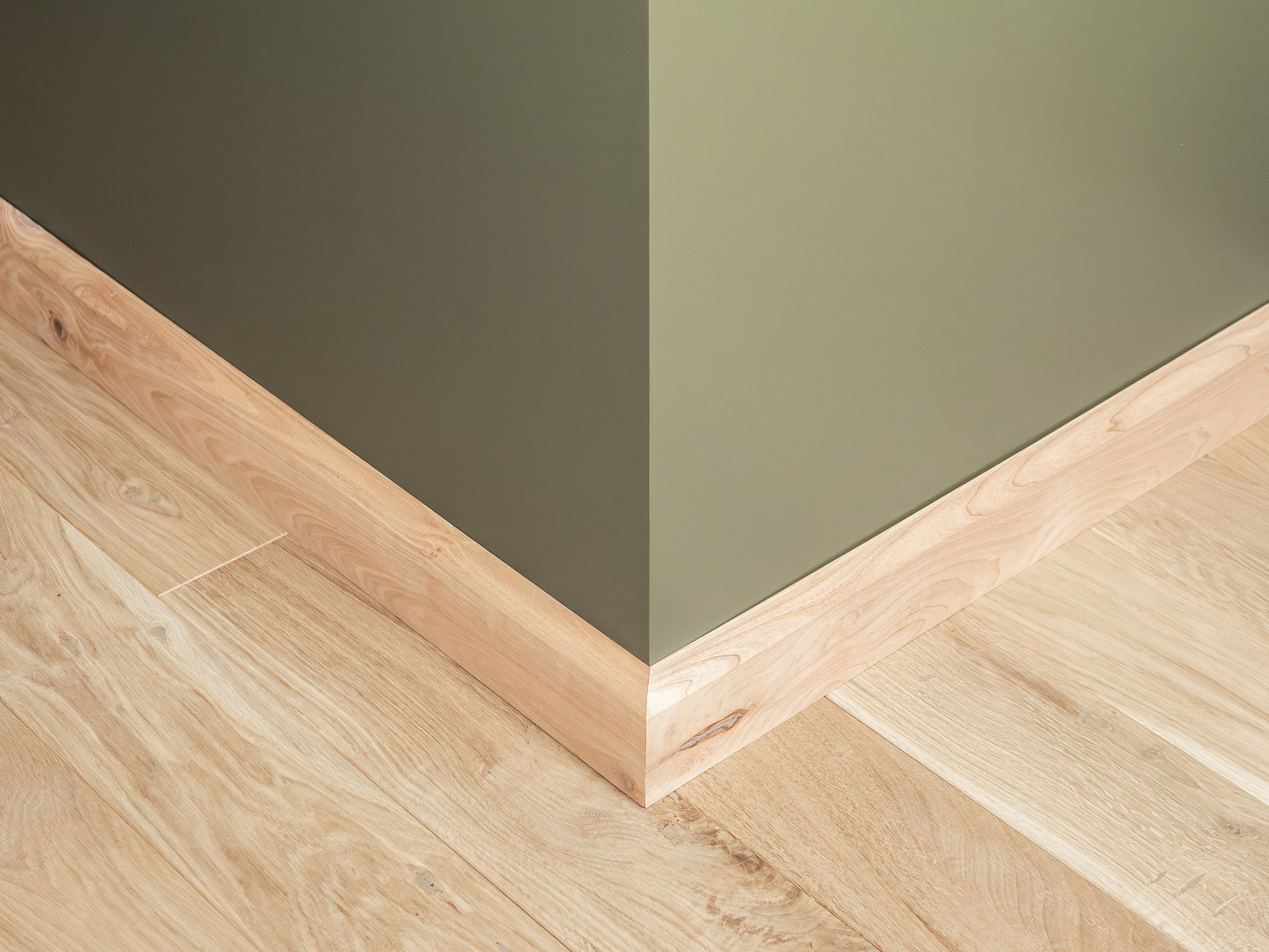Plinthes massives en frêne rustique 24 x 80 mm non fini 2000 mm avec rayon de 20 mm rempli