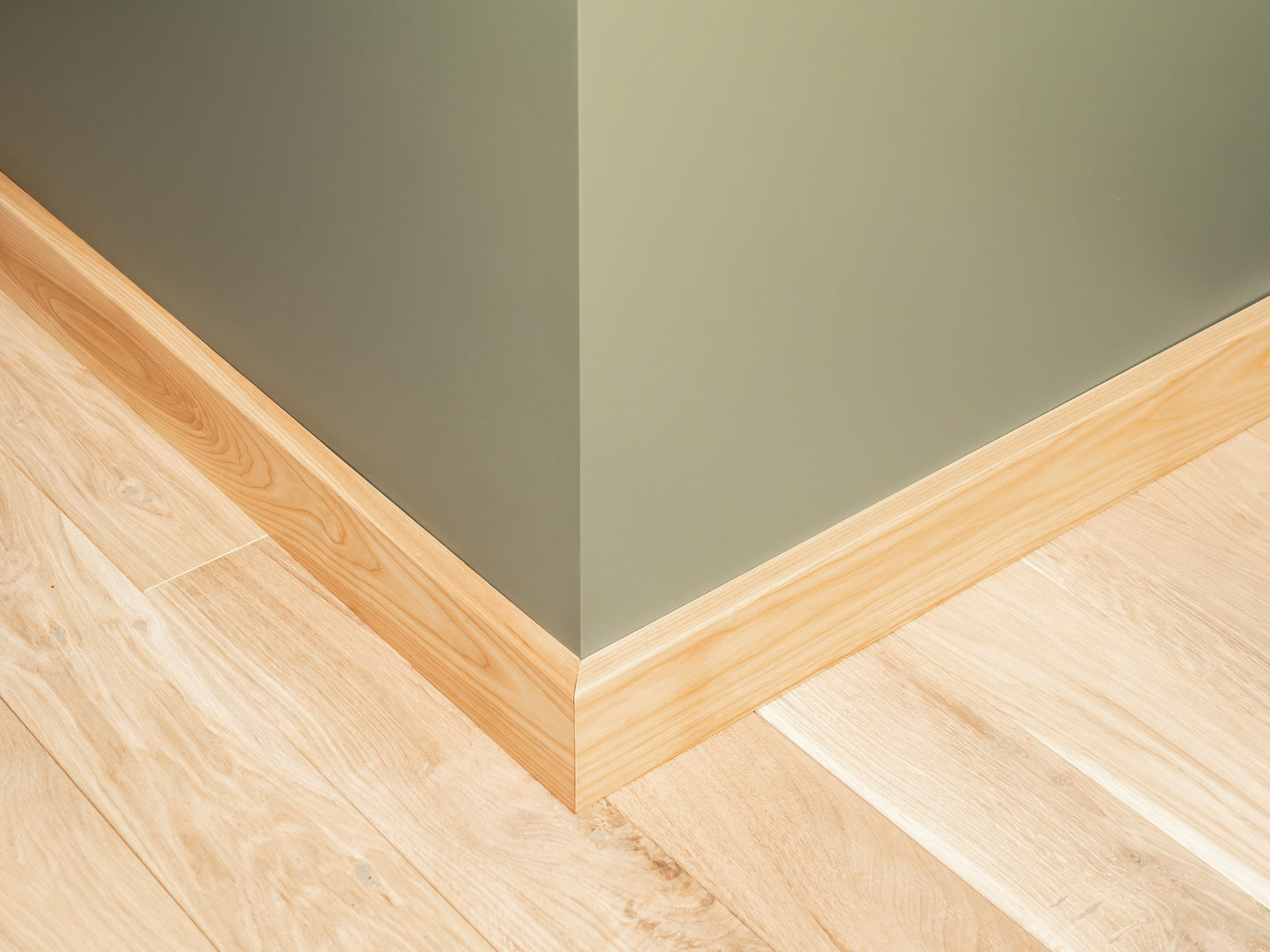 Solid Skirting Board Ash A/B 24x100mm matte lacquered 2000 mm with radius 5mm