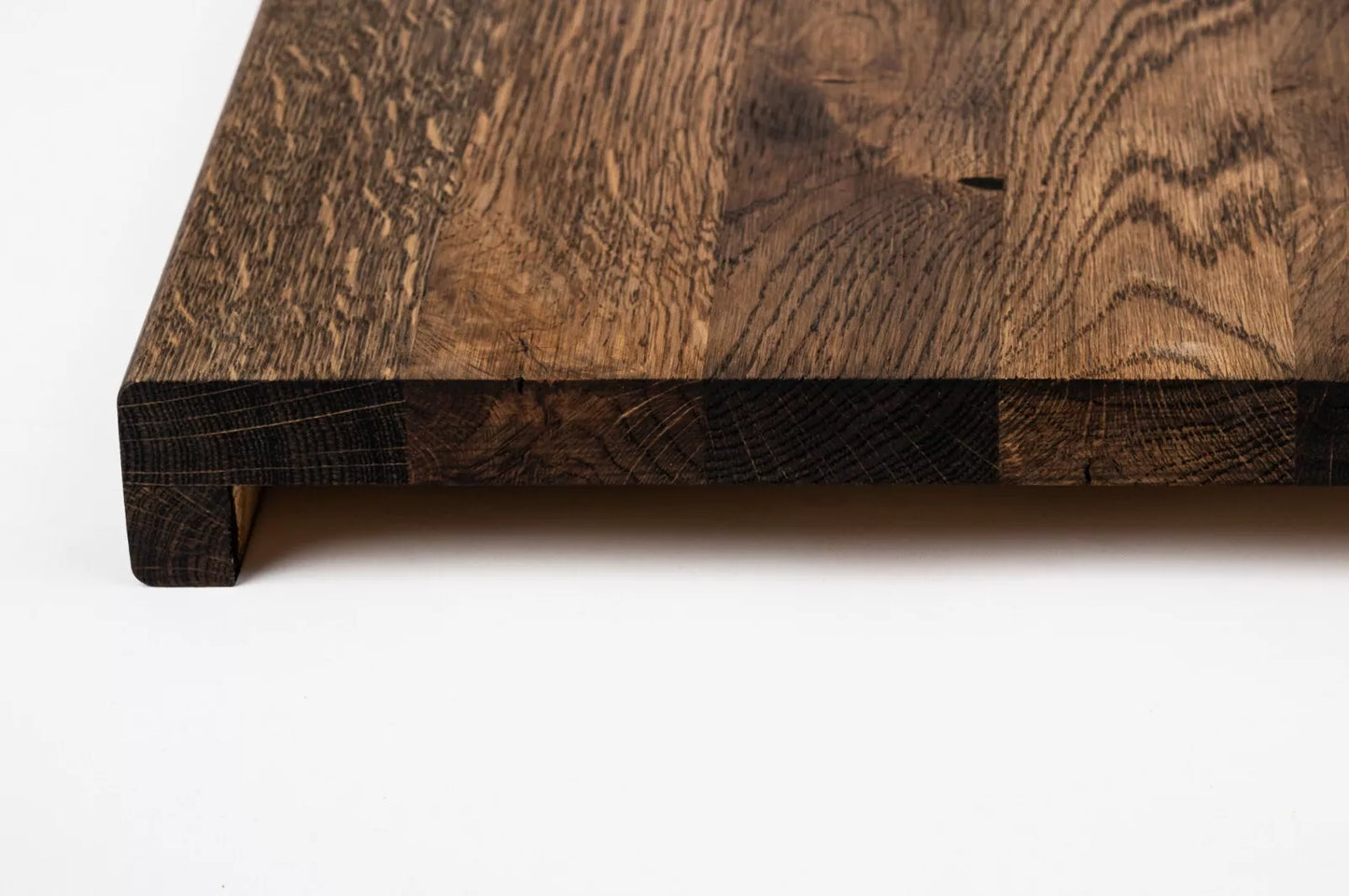 Marche d'escalier Appui de fenêtre avec surplomb Chêne rustique, lamelles pleines, 16 mm, huilé fumé
