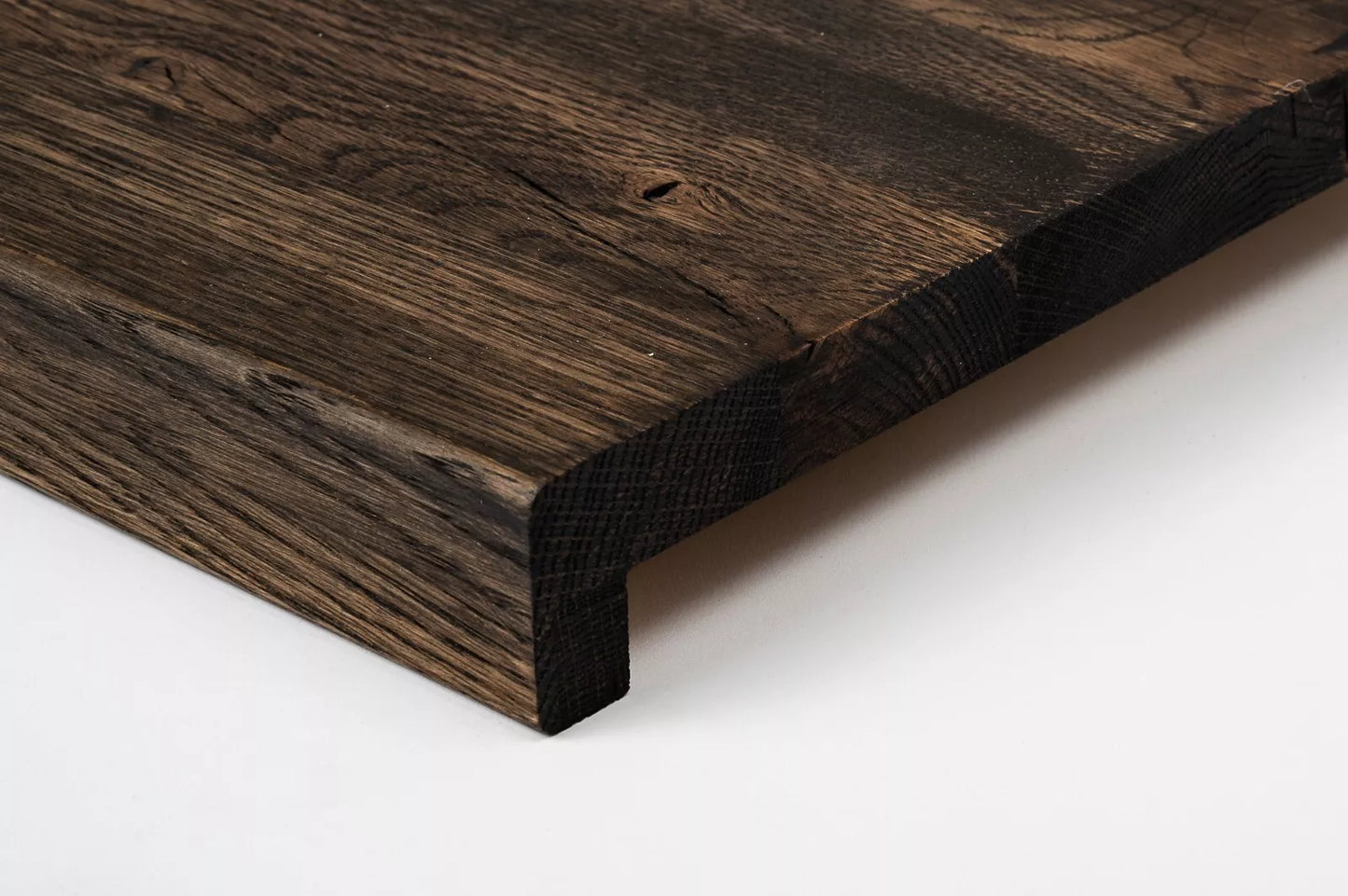 Marche d'escalier Appui de fenêtre avec surplomb Chêne rustique, lamelles pleines, 16 mm, huilé noir