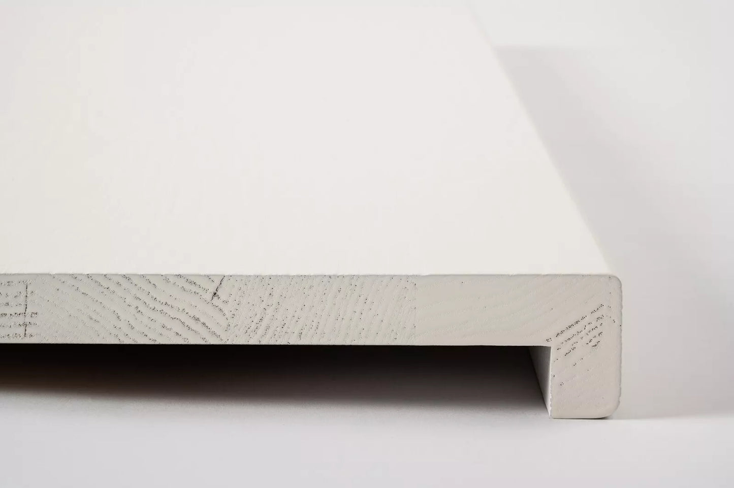 Marche d'escalier Appui de fenêtre avec surplomb Chêne rustique, lamelles pleines, 16 mm, brossé, laqué blanc (RAL9010)