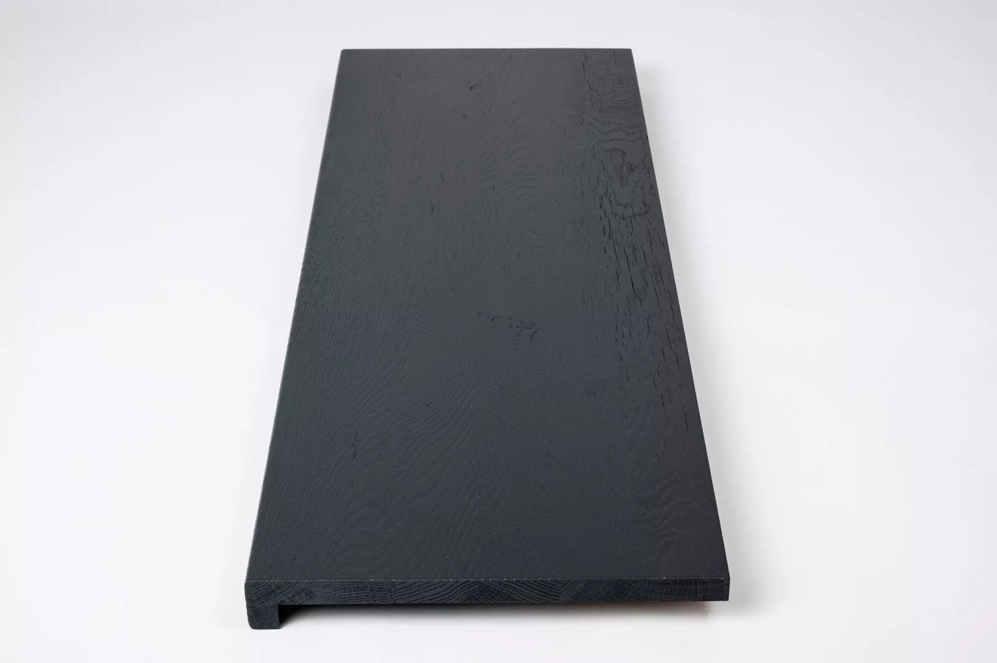 Marche d'escalier Appui de fenêtre avec surplomb Chêne rustique, lamelles pleines, 16 mm, brossé, laqué gris anthracite (RAL7016)