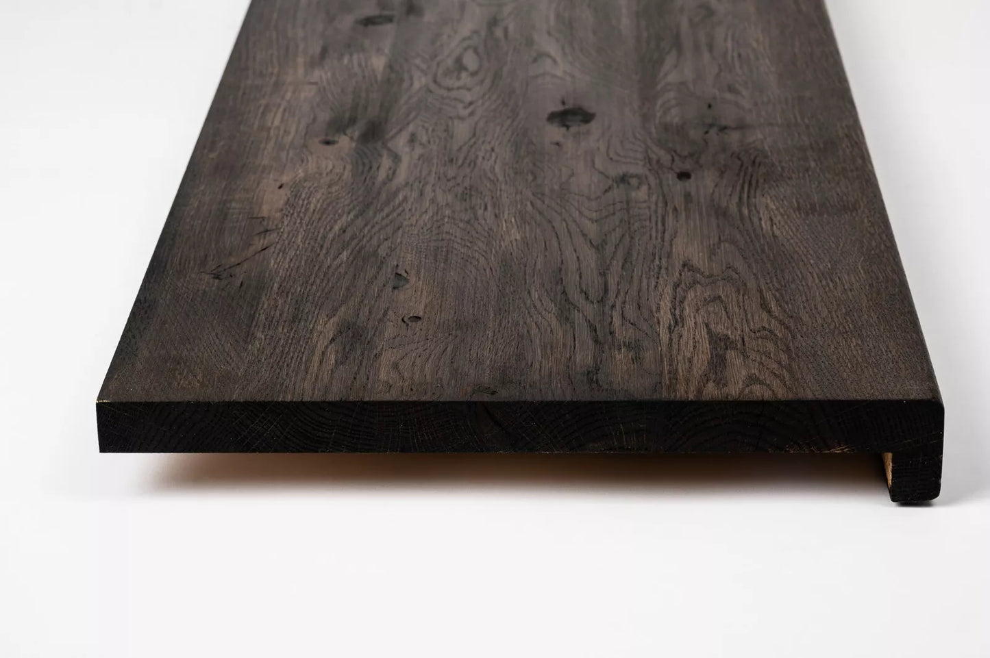 Marche d'escalier Appui de fenêtre avec surplomb Chêne rustique, lamelles pleines, 16 mm, huilé noir