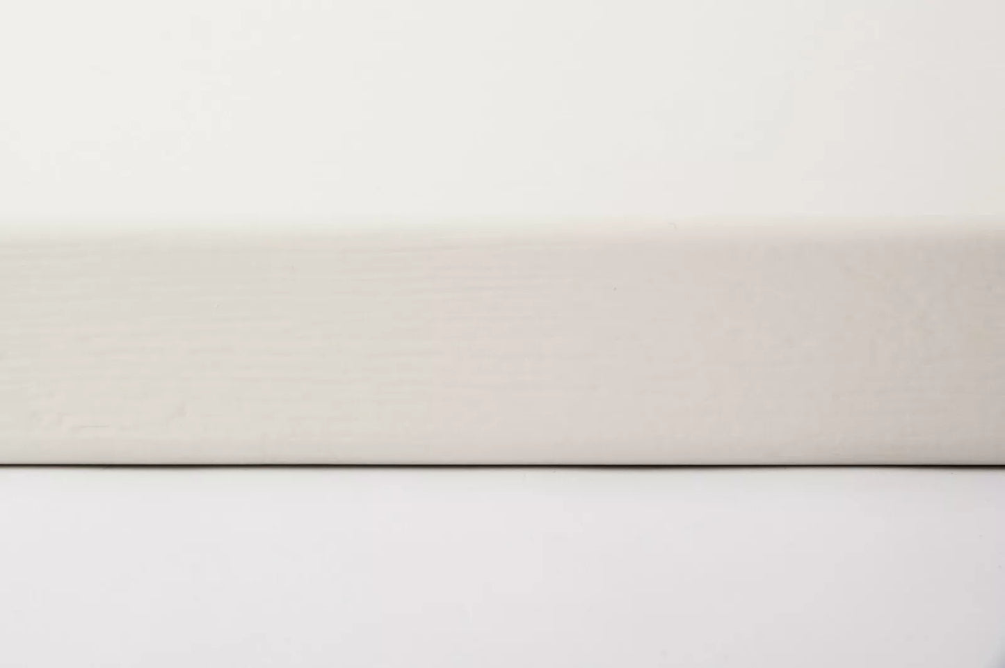 Marche d'escalier Appui de fenêtre avec surplomb Chêne rustique, lamelles pleines, 16 mm, brossé, laqué blanc (RAL9010)
