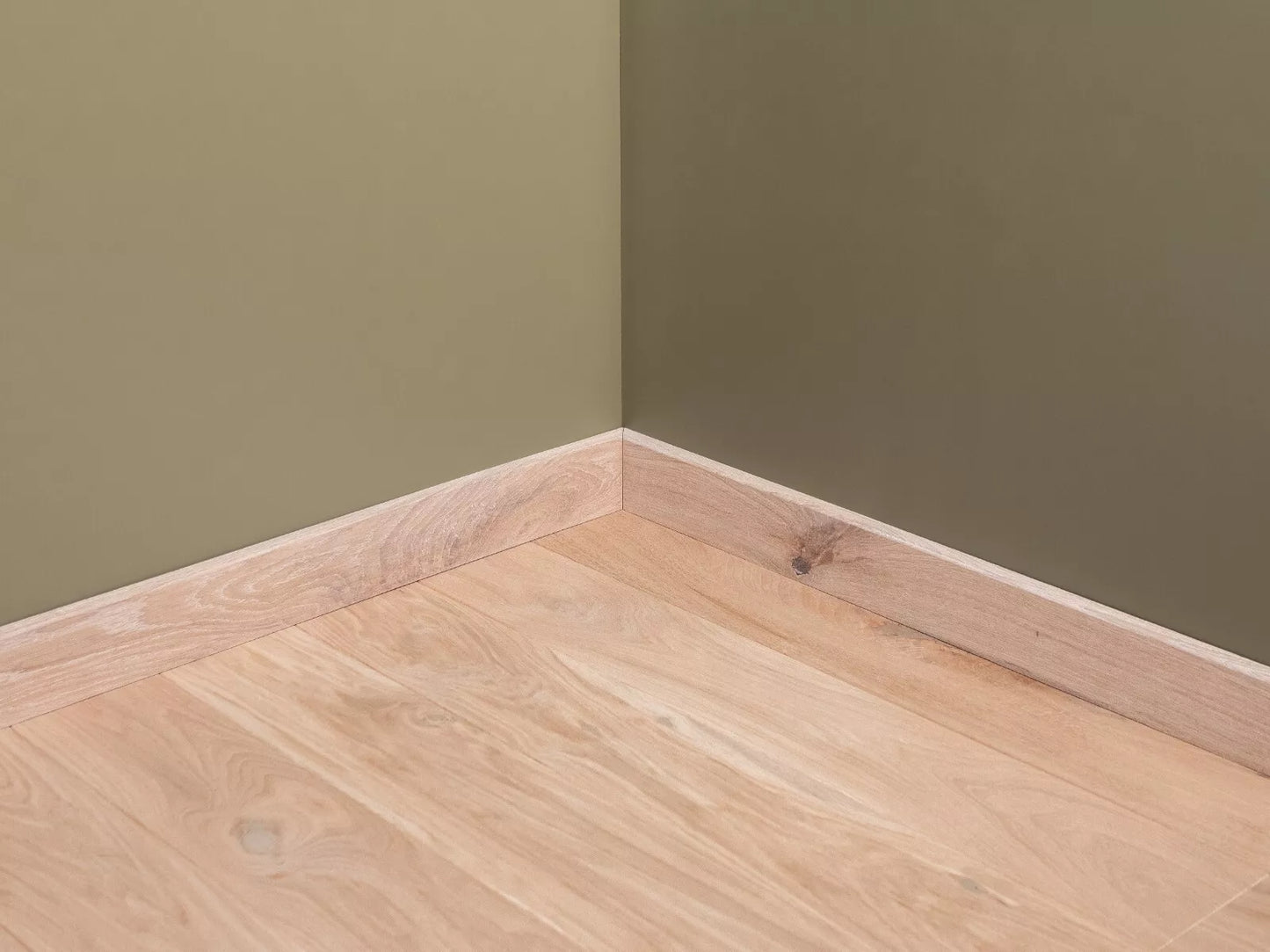 Solid Skirting Board Oak Rustic, 18x70x2000mm with radius, White oil, filled