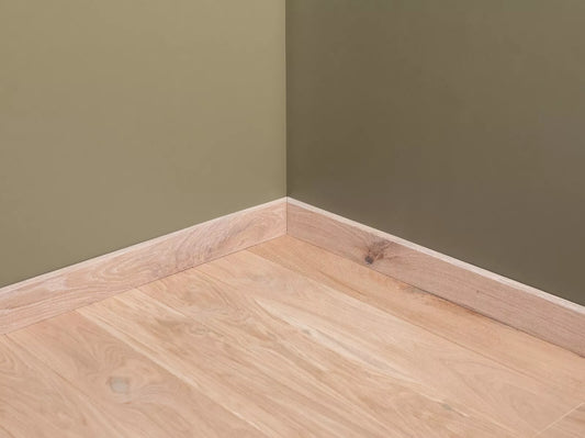 Massive Sockelleiste Eiche Rustikal, 18x70x2000mm mit Radius, Weißöl, gefüllt