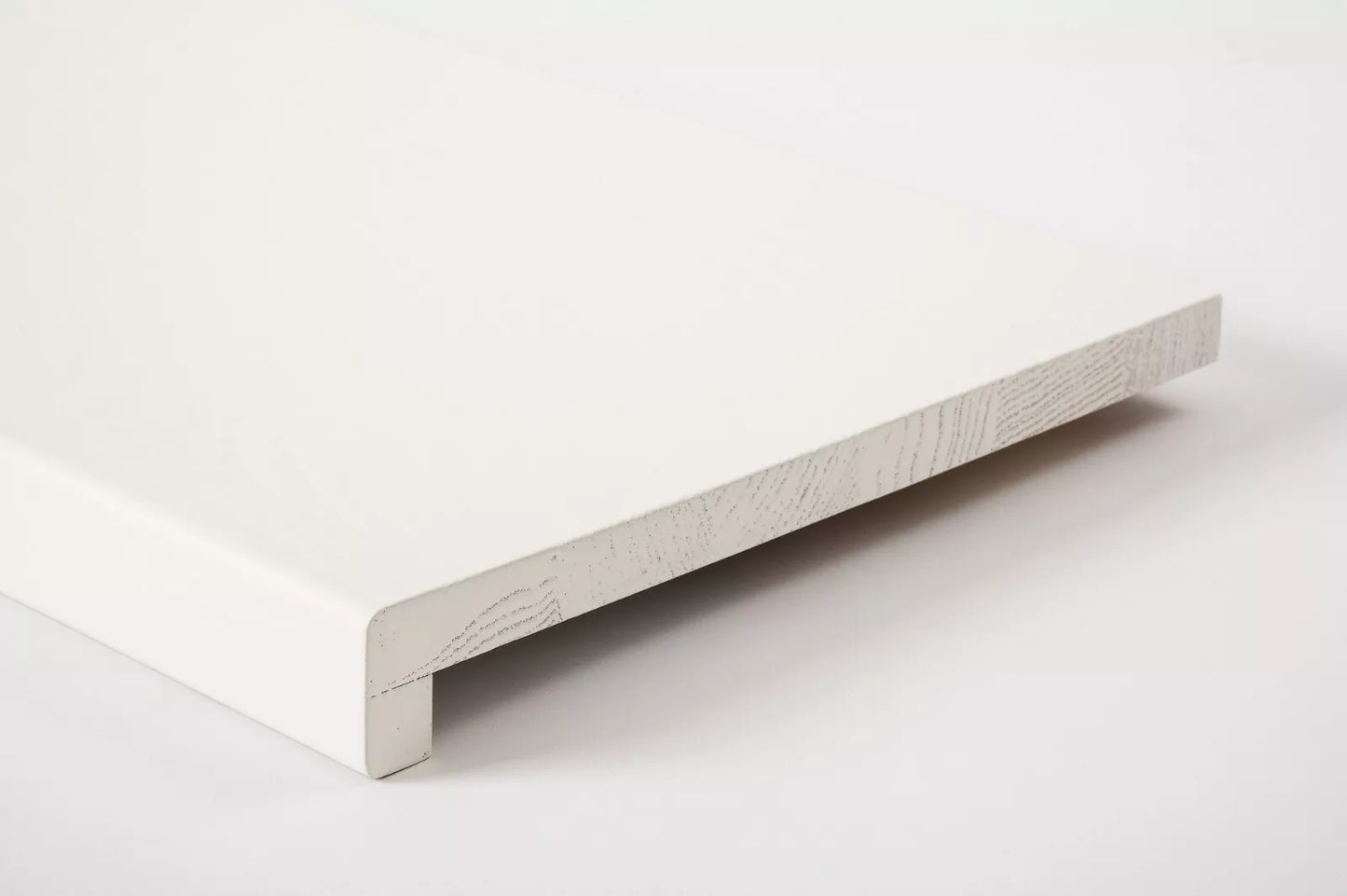 Marche d'escalier Appui de fenêtre avec surplomb Chêne rustique, lamelles pleines, 16 mm, brossé, laqué blanc (RAL9010)