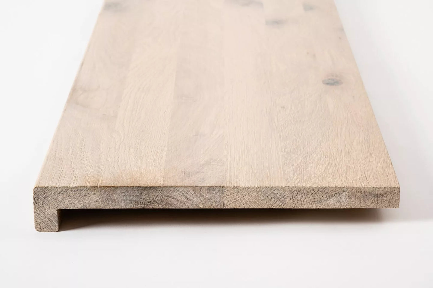 Marche d'escalier Appui de fenêtre avec surplomb Chêne rustique, lamelles pleines, 16 mm, huilé blanc craché