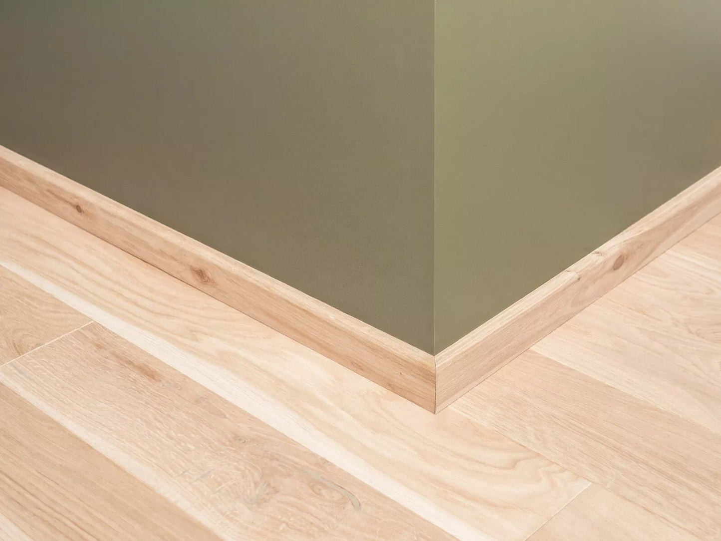 Plinthe massive Chêne rustique, 16x50x1500-2500mm, Remplie