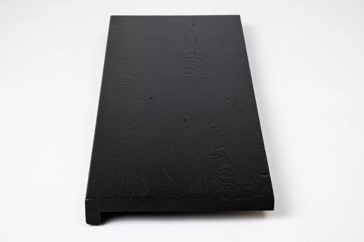Marche d'escalier Appui de fenêtre avec surplomb Chêne rustique, lamelles pleines, 16 mm, brossé, laqué noir graphite (RAL9011)