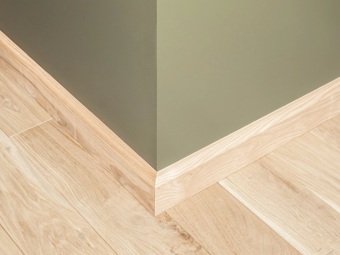 Solid Skirting Board Ash A/B 24x80mm unfinished 2000 mm with radius 20mm