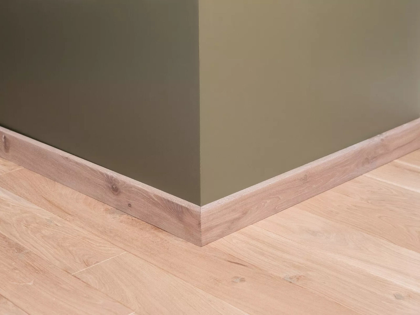 Solid Skirting Board Oak Rustic, 18x70x2000mm with radius, White oil, filled