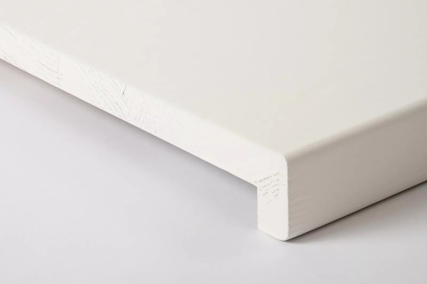 Marche d'escalier Appui de fenêtre avec surplomb Chêne rustique, lamelles pleines, 16 mm, brossé, laqué blanc (RAL9010)