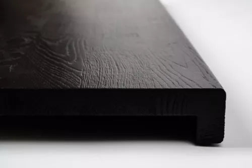 Marche d'escalier Appui de fenêtre avec surplomb Chêne rustique, lamelles pleines, 16 mm, brossé, laqué noir graphite (RAL9011)