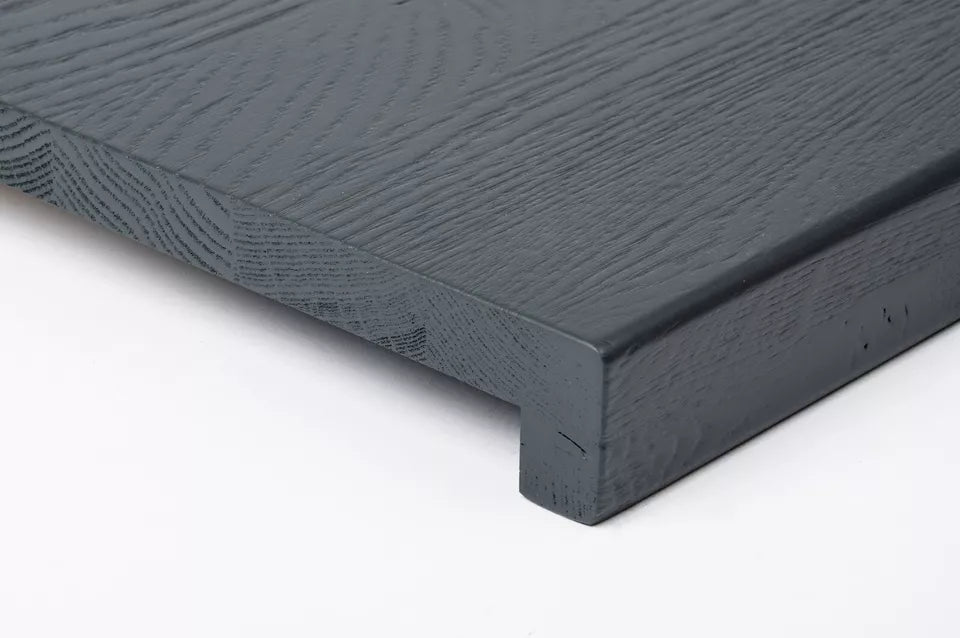 Marche d'escalier Appui de fenêtre avec surplomb Chêne rustique, lamelles pleines, 16 mm, brossé, laqué gris anthracite (RAL7016)