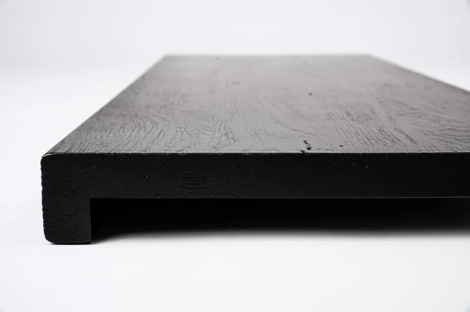 Marche d'escalier Appui de fenêtre avec surplomb Chêne rustique, lamelles pleines, 16 mm, brossé, laqué noir graphite (RAL9011)