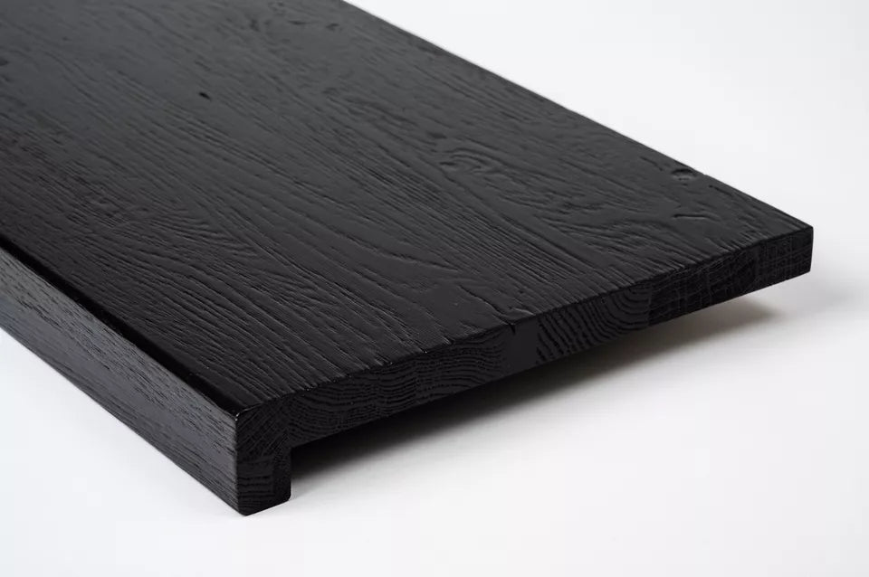 Marche d'escalier Appui de fenêtre avec surplomb Chêne rustique, lamelles pleines, 16 mm, brossé, laqué noir graphite (RAL9011)