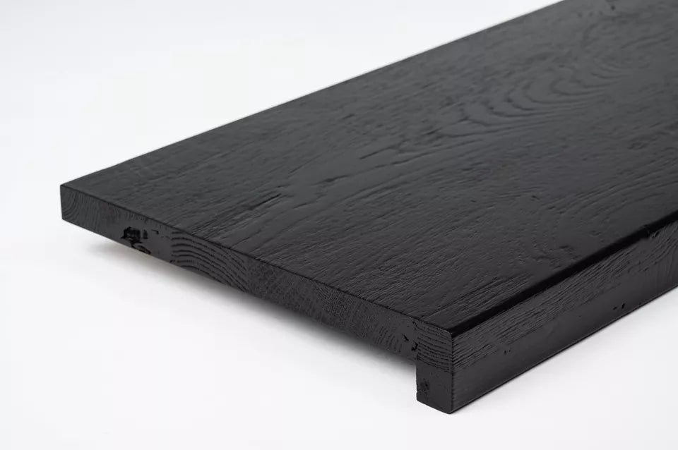 Marche d'escalier Appui de fenêtre avec surplomb Chêne rustique, lamelles pleines, 16 mm, brossé, laqué noir graphite (RAL9011)