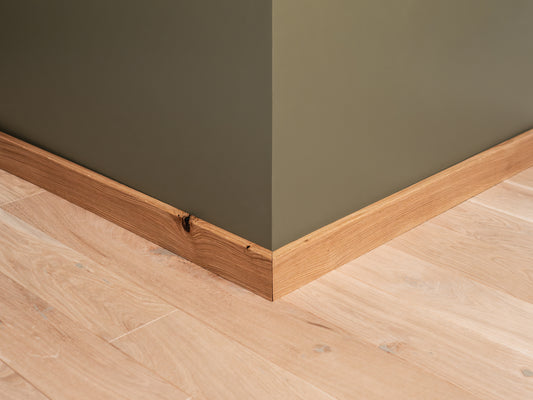 Plinthe massive en chêne rustique, 18 x 70 x 2000 mm avec rayon, laquée mate, remplie, brossée