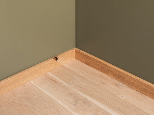 Plinthe massive en chêne rustique, 18 x 70 x 2000 mm avec rayon, laquée mate, remplie, brossée