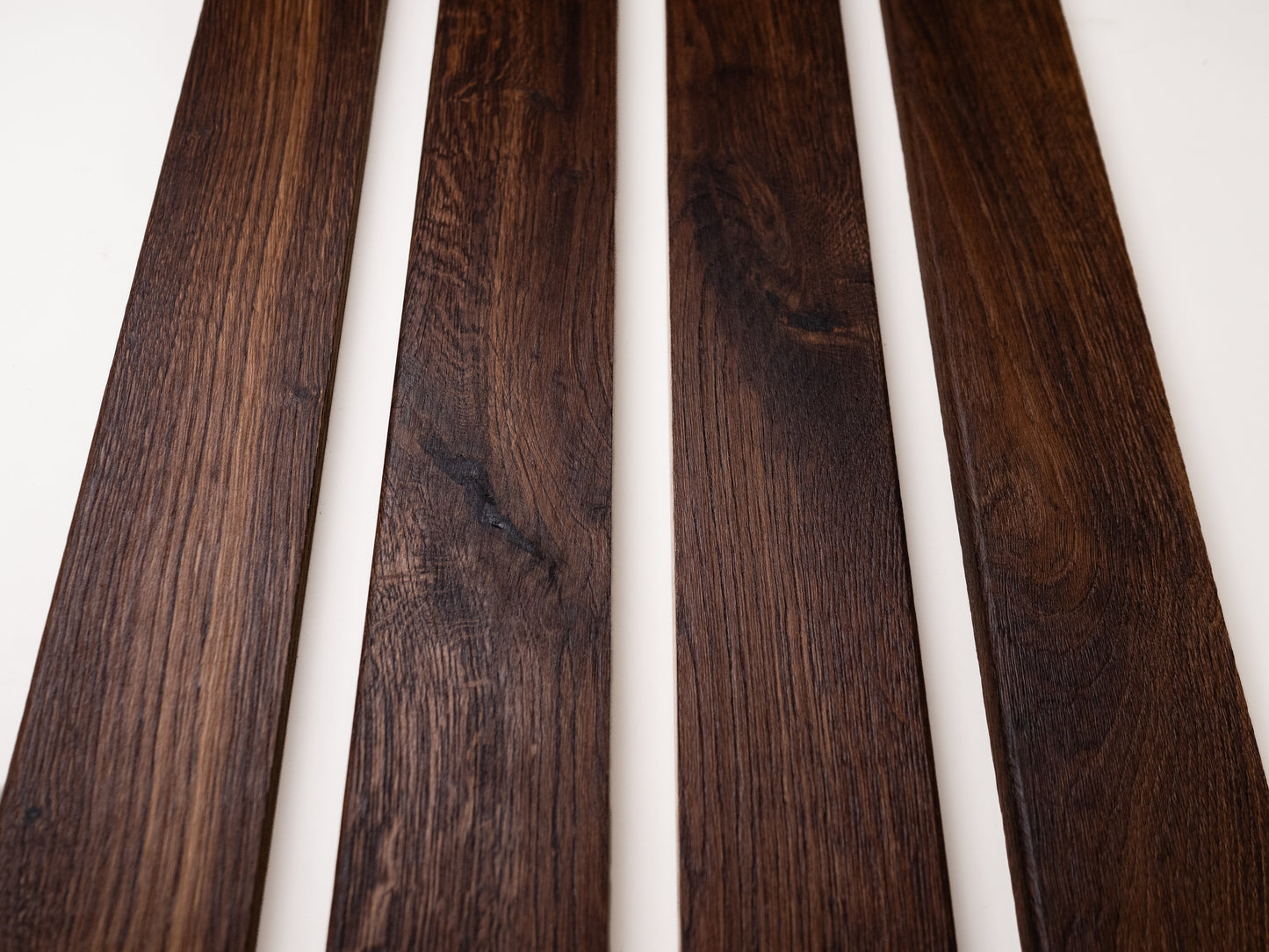 Plinthe massive en chêne fumé rustique, 18 x 70 x 2000 mm avec rayon, huile naturelle, remplie, brossée