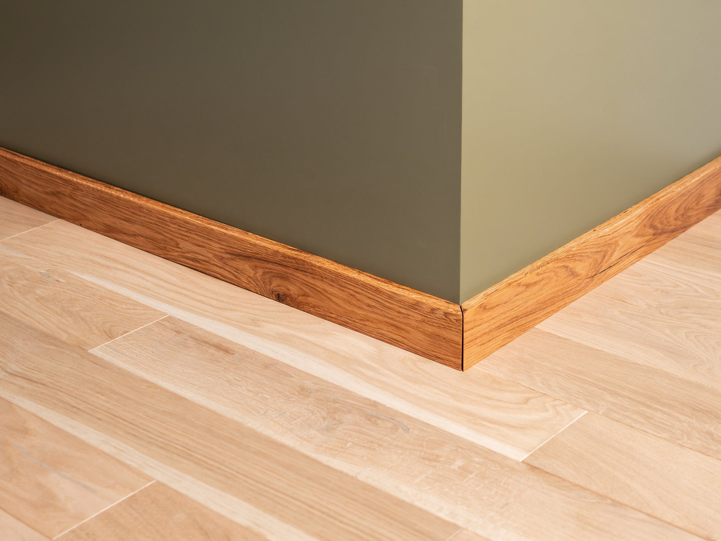 Solid Skirting Board Oak Rustic, 18x70x2000mm with radius, Natural oil, filled, brushed