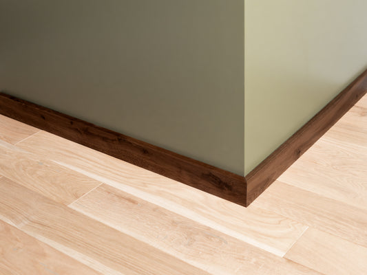 Plinthe massive en chêne fumé rustique, 18 x 70 x 2000 mm avec rayon, laquée mate, remplie