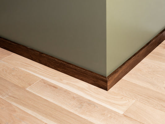 Plinthe massive en chêne fumé rustique, 18 x 70 x 2000 mm avec rayon, laquée mate, remplie, brossée
