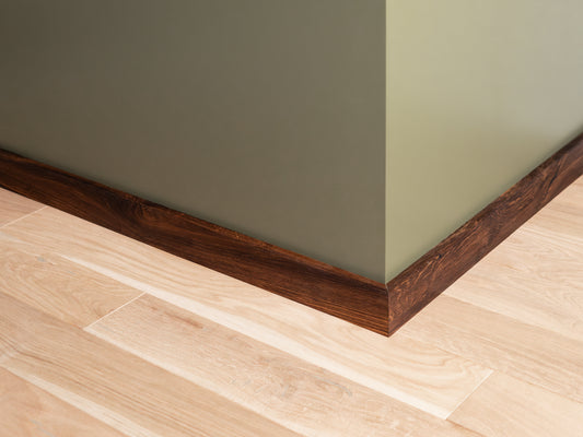 Plinthe massive en chêne fumé rustique, 18 x 70 x 2000 mm avec rayon, huile naturelle, remplie, brossée