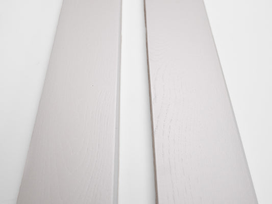 Plinthe massive en chêne rustique, 18 x 70 x 2000 mm avec rayon, peinte en blanc, remplie