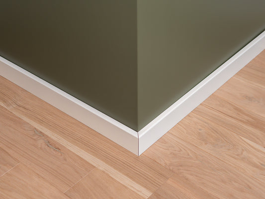 Plinthe massive en chêne rustique, 18 x 70 x 2000 mm avec rayon, peinte en blanc, remplie