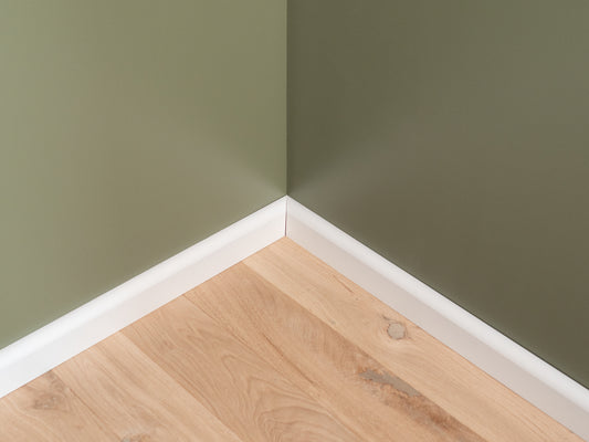 Plinthe massive bouleau rustique 20x90mm laqué blanc 1,5-2,5m avec rayon 20mm