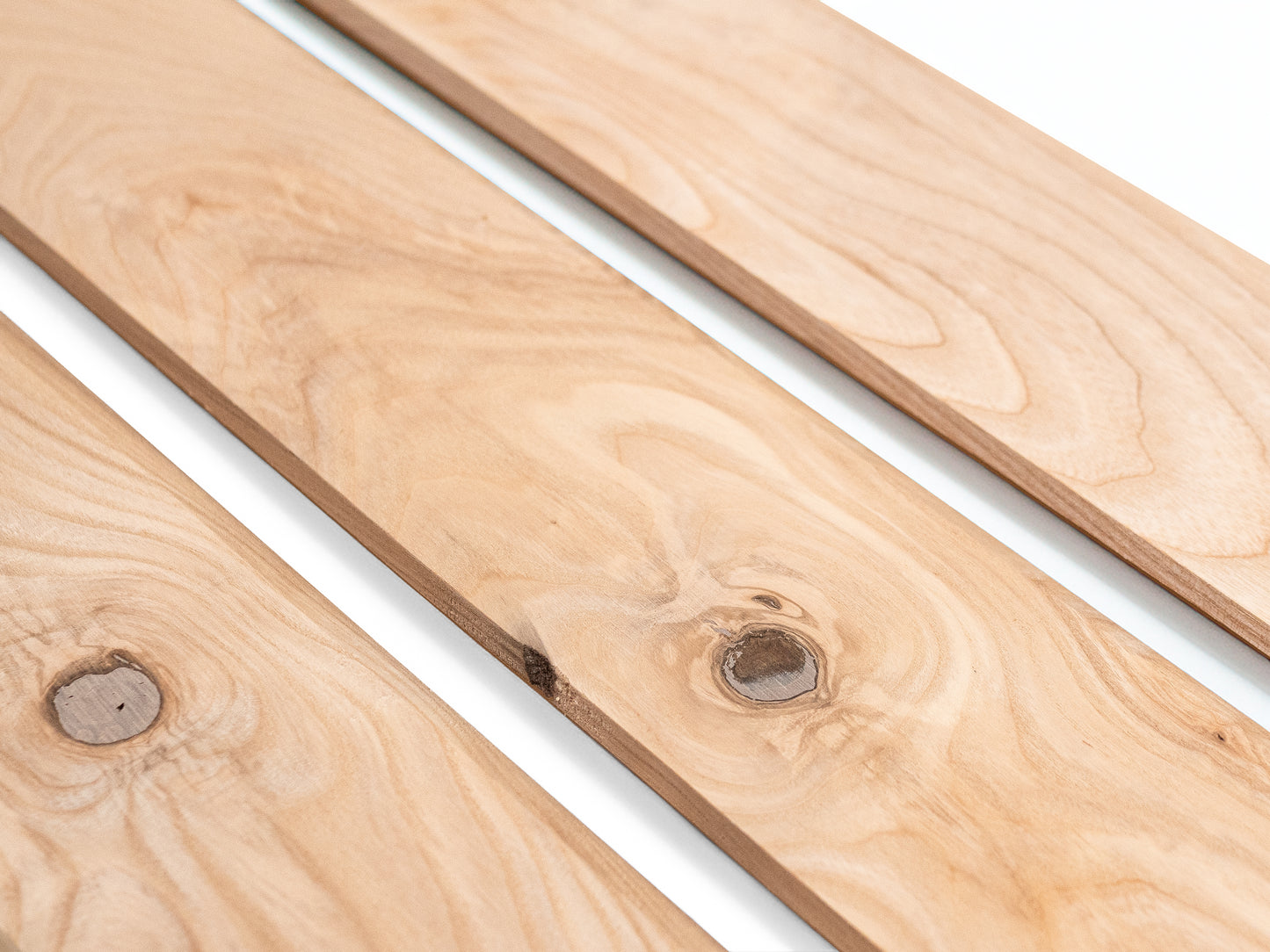 Plinthes massives en frêne rustique 24 x 80 mm non fini 2000 mm avec rayon de 20 mm rempli