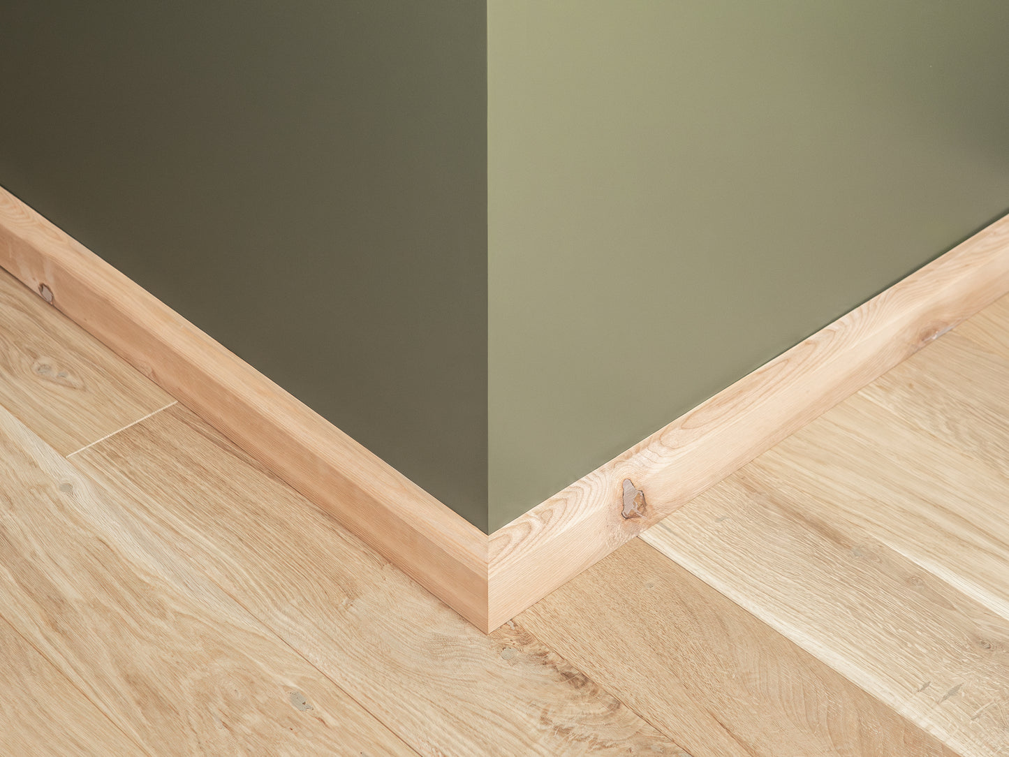 Plinthes massives en frêne rustique 24 x 60 mm non fini 2000 mm avec rayon de 20 mm rempli