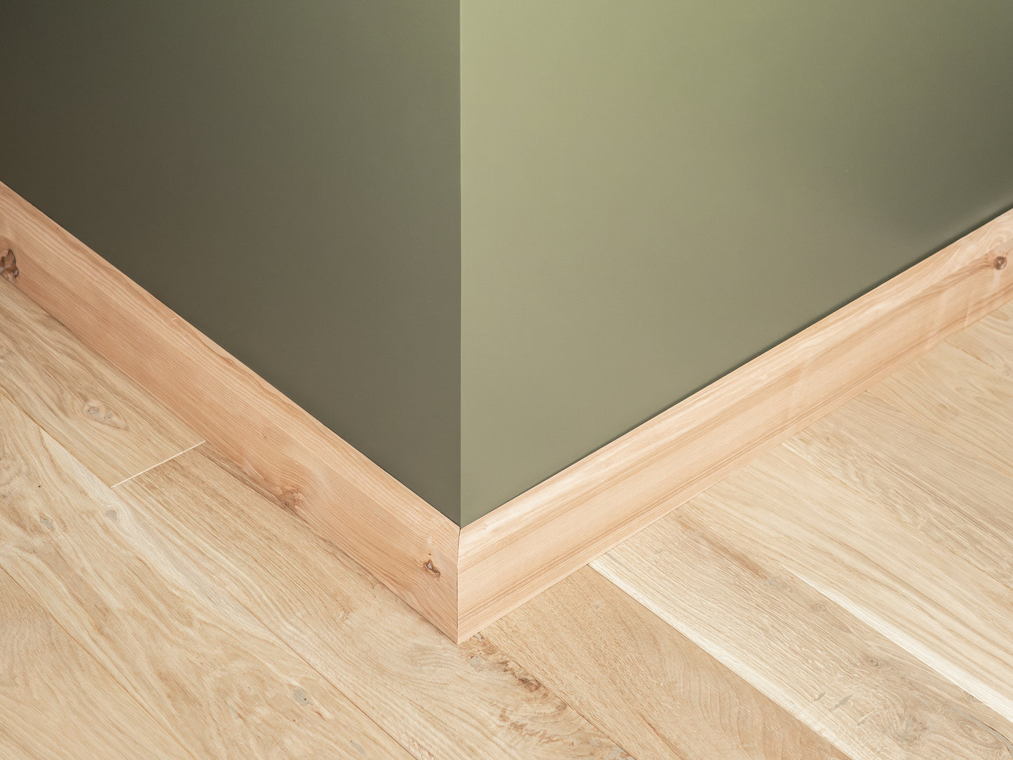 Plinthes massives en frêne rustique 24 x 100 mm non fini 2000 mm avec rayon de 20 mm rempli