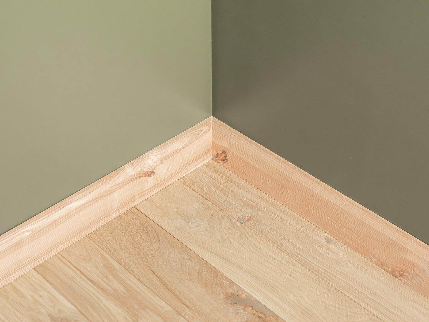 Plinthes massives en frêne rustique 24 x 100 mm non fini 2000 mm avec rayon de 20 mm rempli