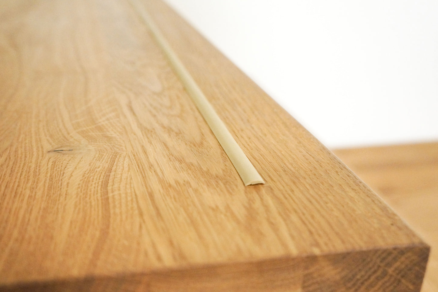 Marche d'escalier avec surplomb Chêne A/B, lamelles entières, 26 mm, huile de cire dure naturelle (incolore), avec rebord en caoutchouc antidérapant