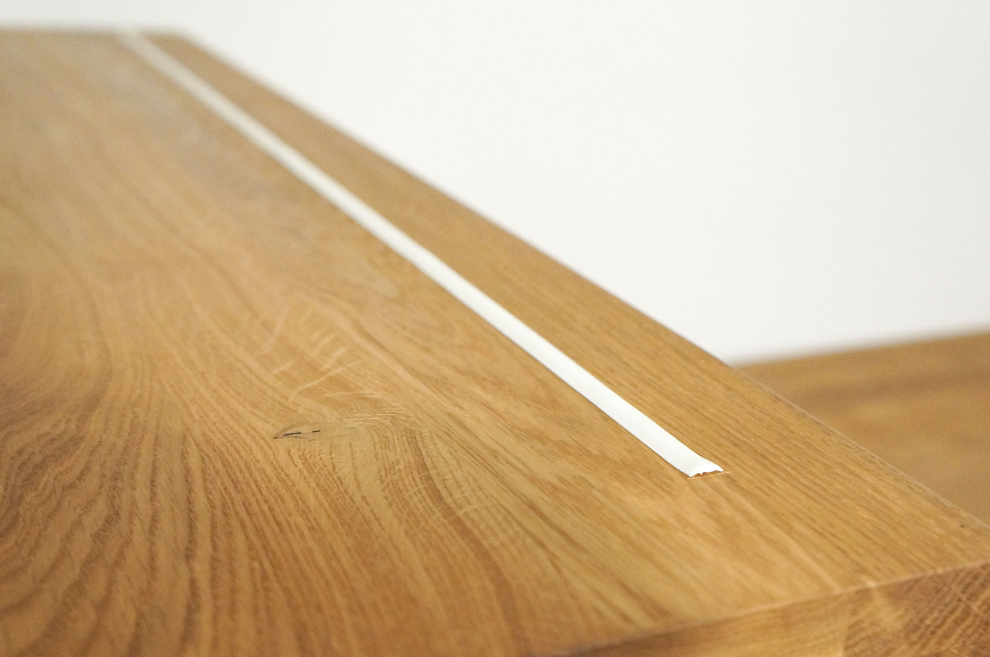 Marche d'escalier avec surplomb Chêne A/B, lamelles entières, 26 mm, huile de cire dure naturelle (incolore), avec rebord en caoutchouc antidérapant