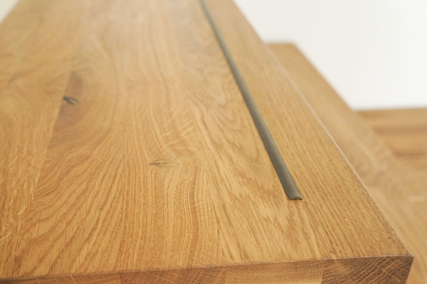 Marche d'escalier avec surplomb Chêne A/B, lamelles entières, 26 mm, huile de cire dure naturelle (incolore), avec rebord en caoutchouc antidérapant