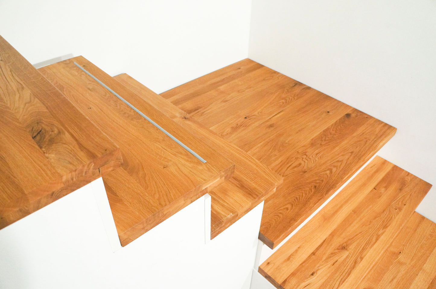 Marche d'escalier en chêne rustique à lamelles pleines, 40 mm, 2 couches, huile de cire dure naturelle (incolore), avec rebord en caoutchouc antidérapant