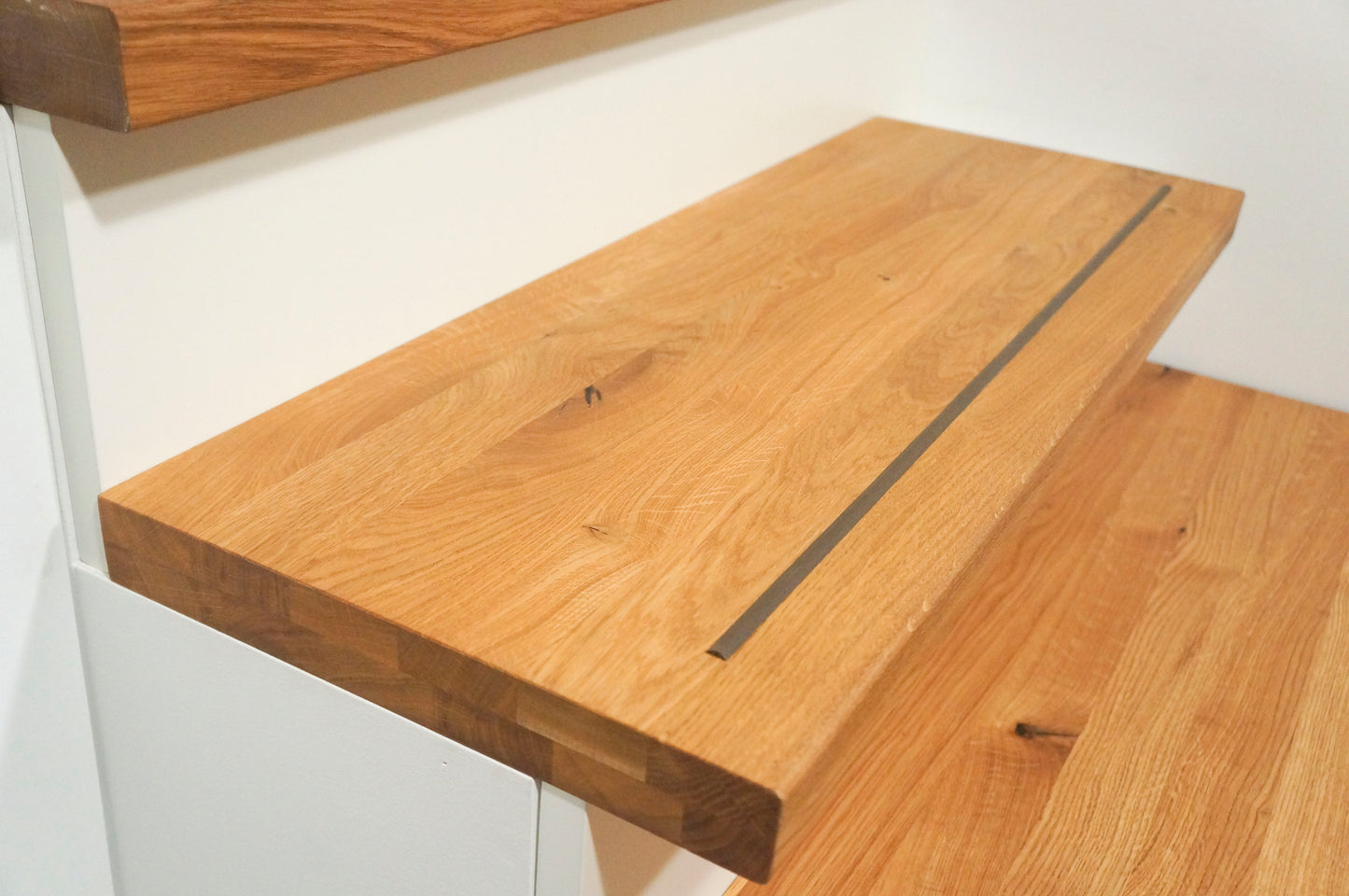Marche d'escalier en chêne rustique à lamelles pleines, 40 mm, 2 couches, huile de cire dure naturelle (incolore), avec rebord en caoutchouc antidérapant